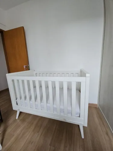 Berço Retrô Branco - Estilo e Segurança para o Bebê