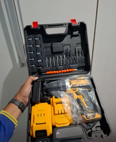 Parafusadeira e furadeira com maleta e brocas