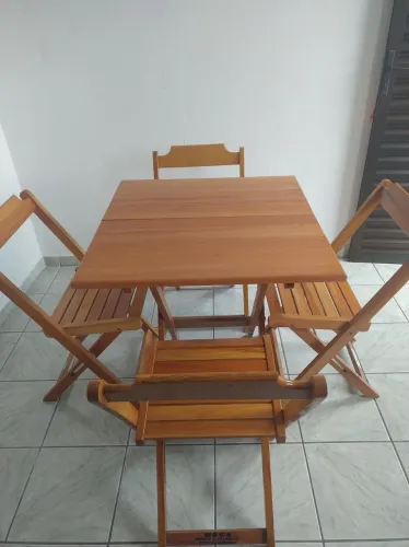 Mesa de madeira com 04 cadeiras 