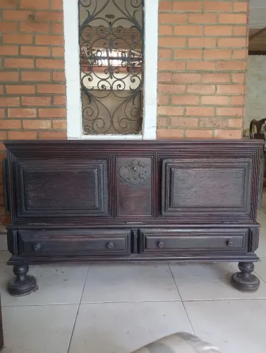 Antiga arca em jacarandá