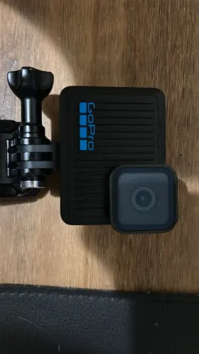 GoPro HERO 4K, modelo 2024. Câmera de ação compacta, leve e ideal para viagens, esportes..