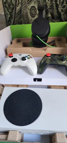 Xbox sereis S 2 controles + headset xbox+ caixa 