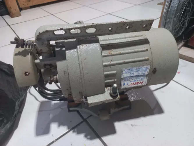 Vendo uma máquina de costura overlock junto com motor