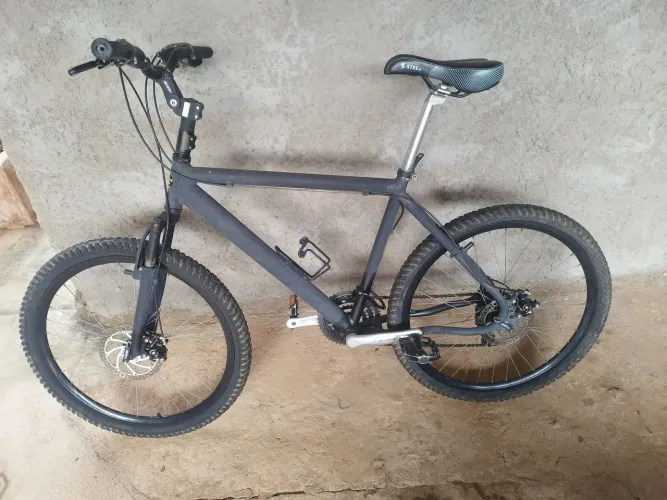 Bicicleta aro 26 de alumínio e comandos Shimano.