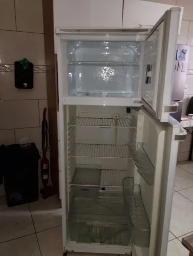 Vendo geladeira em perfeito estado , funcionando normalmente, pronto para o uso