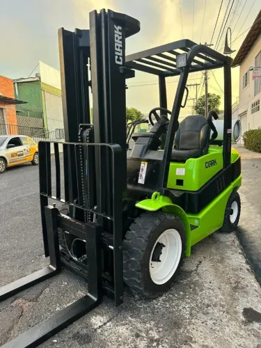 EMPILHADEIRA CLARK 3 TON TRIPLEX (SUPER OPORTUNIDADE)