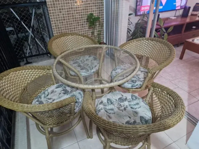 MESA COM 4 CAIDERIAS PARA VARANDA
