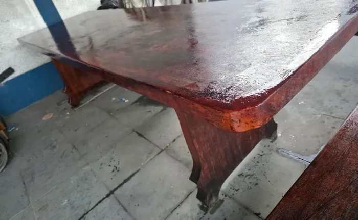 Mesa em madeira maciça rústica mas 2 bancos