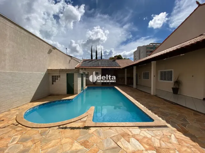 Casa com 6 quartos sendo 5 suítes disponível para venda no bairro Santa Mônica em Uberlând