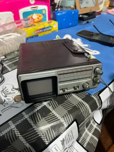 Mini TV + Rádio Portátil Broksonic CIRT-2097T Vintage