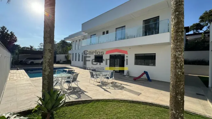 Sobrado em Mairiporã, 4 Suites, 6 vagas para automoveis.