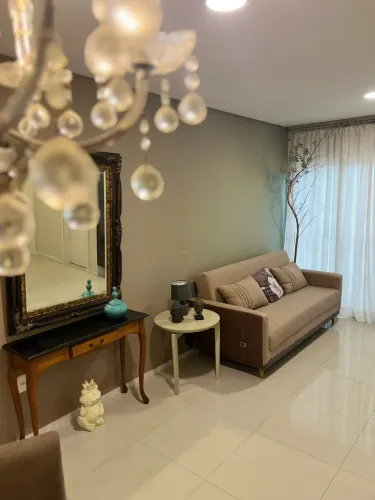 Apartamento decorado com 2 dormitórios perto do Mar