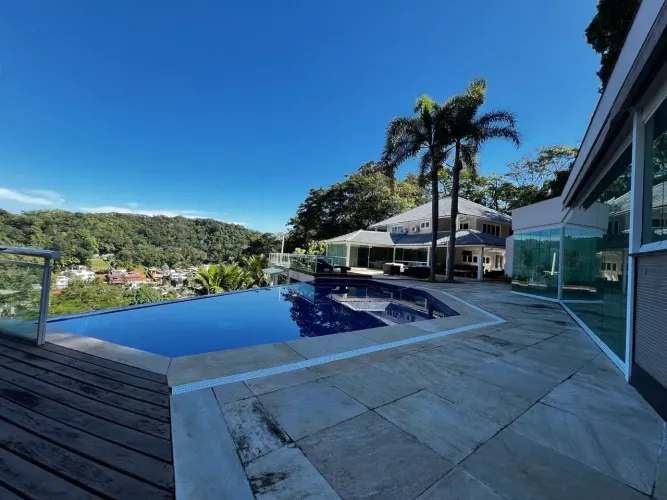 Casa 4 Suítes à Venda Ubá Floresta 2 Lotes R$4.400.000