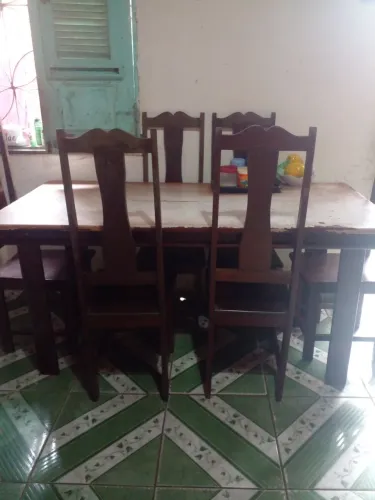 Mesa de madeira com 6cadeiras 