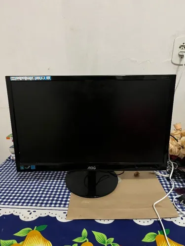 Monitor usado, porém funcionando normalmente. Possui sinais de uso na carcaça