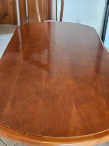 Mesa de jantar de madeira