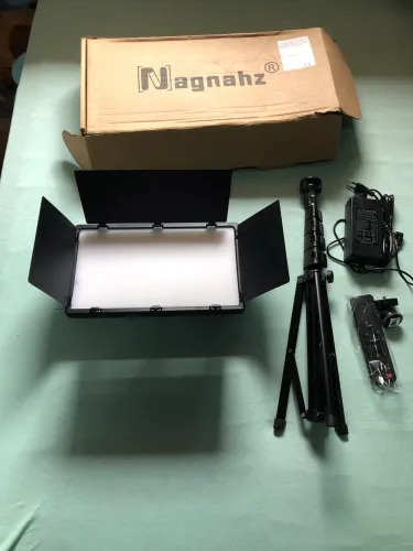 iluminador de painel LED Nagnahz U800+ para estúdio fotográfico.