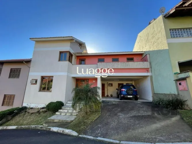 Casa em Condomínio em Cavalhada