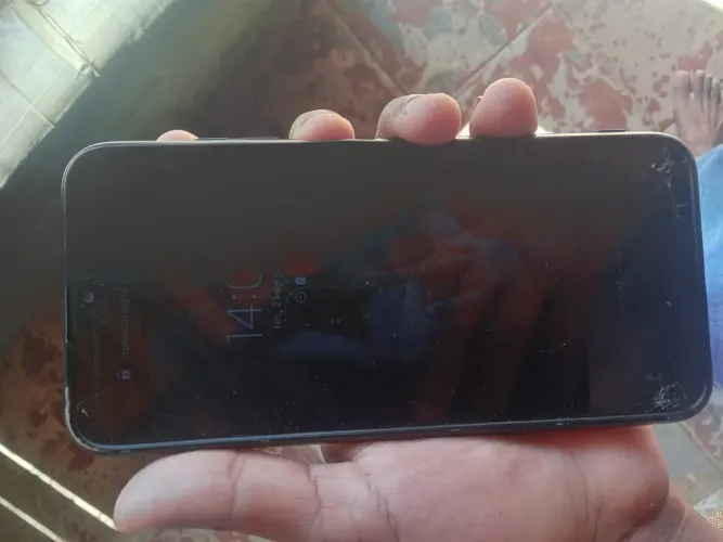 Celular A03s  , funciona perfeitamente só tá com a tela trincada , pra vim buscar setor as