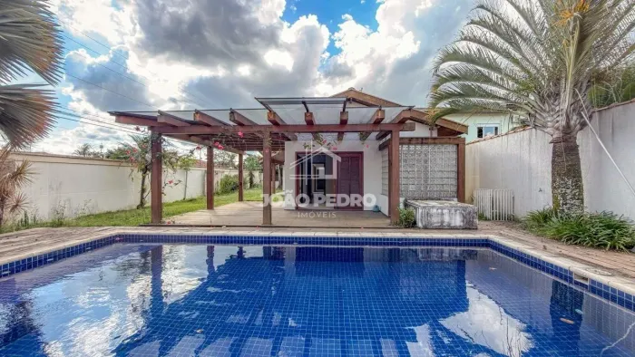 Casa térrea com amplo terreno, área, gourmet e piscina em Pindamonhangaba