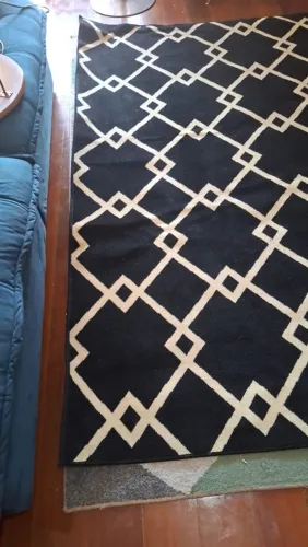 Tapete azul e preto