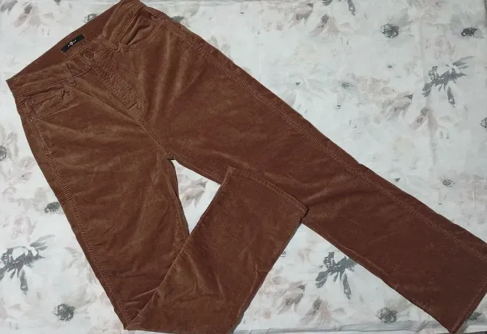 Calça estilo veludo importada da 7 For All Mankind.