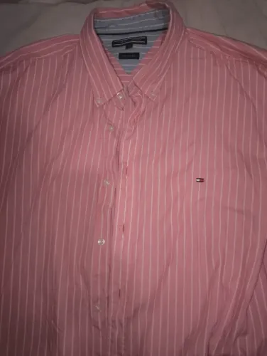 Uma linda Camisa Tommy Hilfiger Fashion Casual, tamanho 2XL em ótimo estado.
