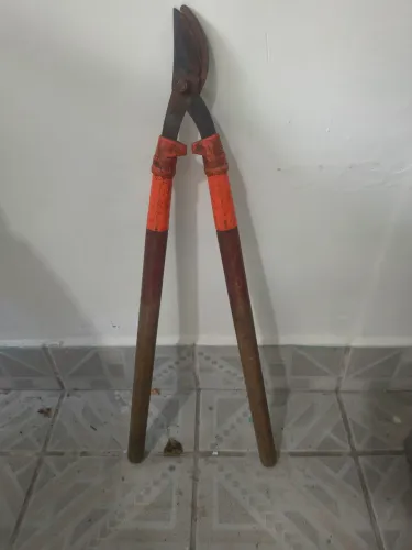 Tesoura poda jardinagem usada