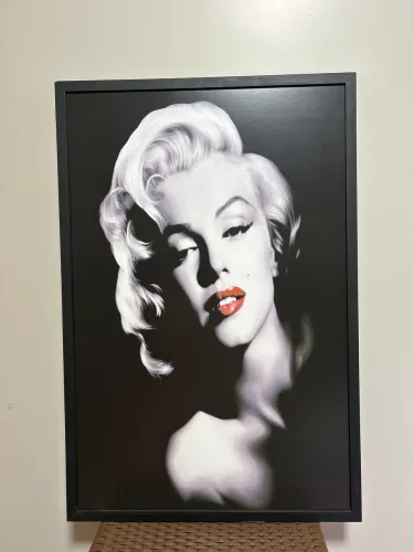 Quadro Marilyn Monroe em MDF 90x60 moldura preta caixa alta. 
