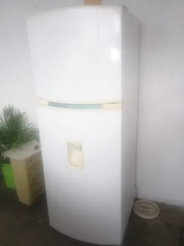 Vendo geladeira, funcionando perfeitamente,500 reais,meu zapp *.