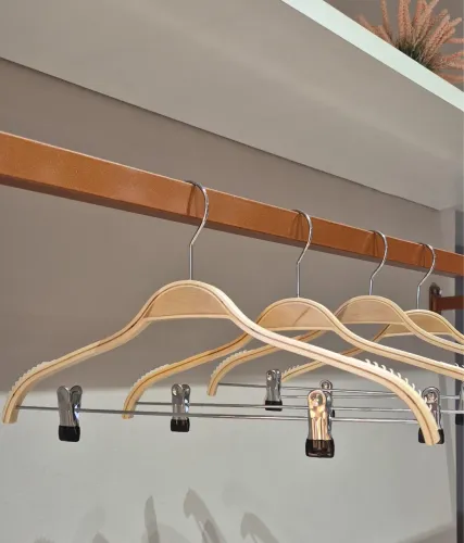 Conjunto de 110 cabides de madeira leve com silicone e presilha reforçada