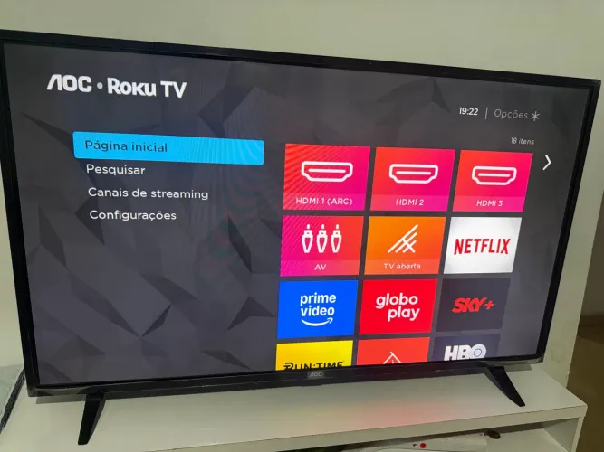 Tv led 32 polegadas rokutv aoc Smartv Wi-Fi YouTube Netflix super moderna sem detalhes