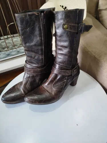 Bota cano médio couro marrom Tam.38