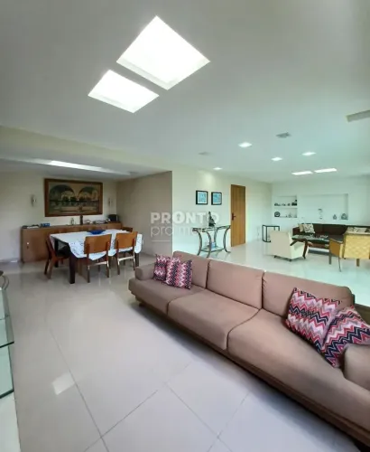 Imóvel para venda possui 202 metros quadrados com 4 quartos em Jaqueira - Recife - PE
