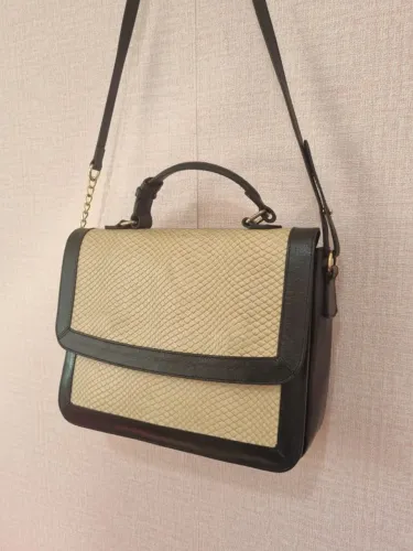 Bolsa em couro alça de mão e transversal CORI