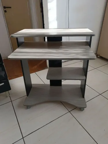Mesa de computador pequena