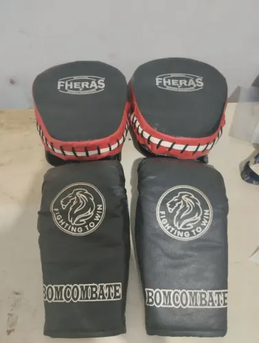 par de luvas e protetores de boxer