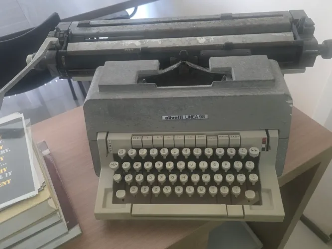 Máquinas de datilografia manual e elétrica 