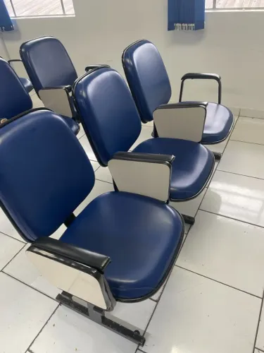 Cadeiras estofadas em longarina com prancheta azul e preto - ideal para auditório/igreja
