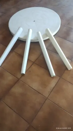 Mesa de jantar desmontável redonda de fibra.