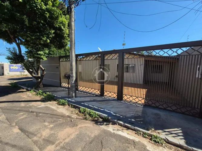 CASA COM EDICULA INDEPENDENTE