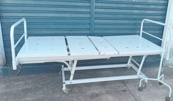 Cama Hospitalar + duas Grades Laterais + Suporte Para Soro,Toda Boa Muito BemConservada.