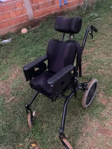Vendo cadeira de rodas infantil semi nova, para mais informações chamar no chat.