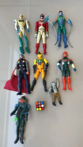 Brinquedos max steel, thor, e cubo magico