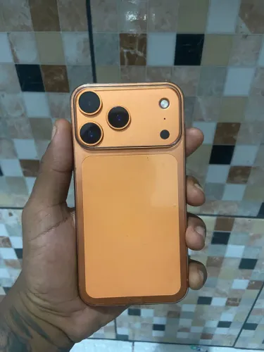 iPhone XR na Carcaça do 17