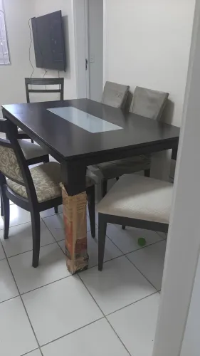 Vendo mesa de 6 cadeira seminovos por 1.300