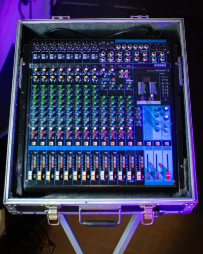 Mesa Yamaha MG16UX 16 canais com Hard Case
