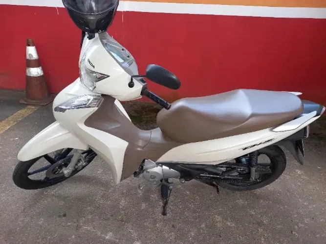 Biz em perfeito estado km baixo Telefone para contato *