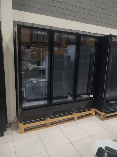 Cervejeira Gelopar 3 portas linha carbono 220v