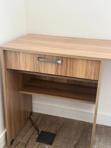 Mesa Compacta para Escritório com Gaveta e Prateleira - Madeira